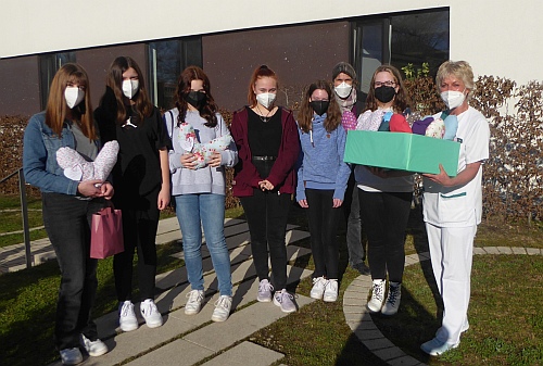 Herzensangelegenheit: AES Gruppe spendet Herzkissen für Krebspatientinnen